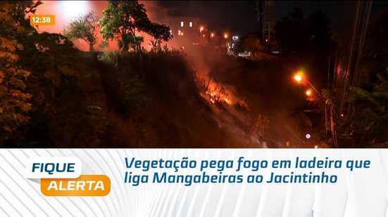 Vegetação pega fogo em ladeira que liga Mangabeiras ao Jacintinho