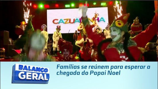 Famílias se reúnem para esperar a chegada do Papai Noel