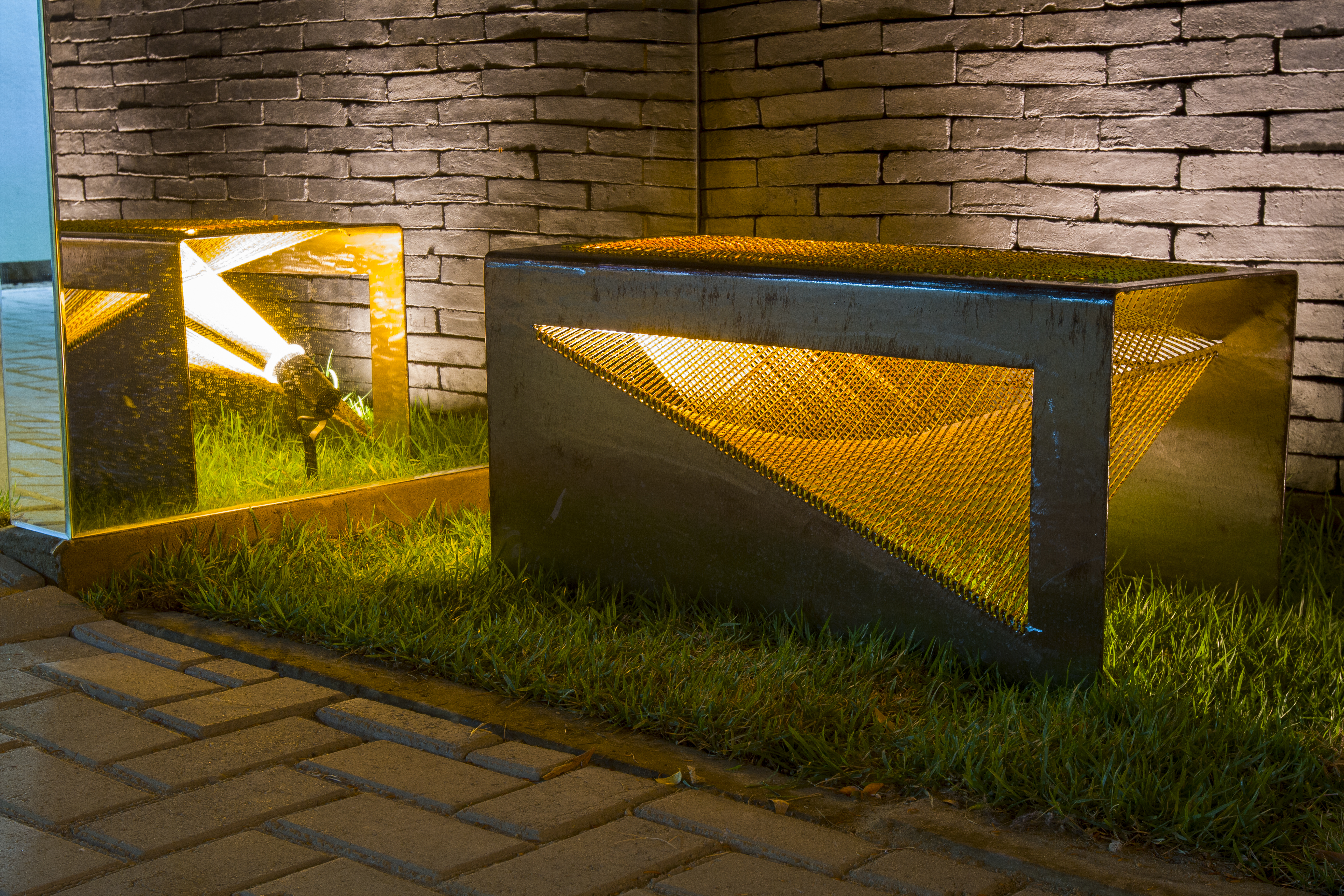 Arapuca, o banco com função de luminária casou perfeitamente com os traços contemporâneos do Loft (quarto) do Publicitário do arquiteto Rodrigo Fagá