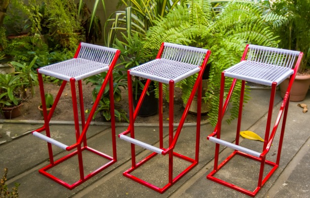 Elegantes - A mangueirinha de pvc que compõe a trama do assento/encosto reúne conforto e beleza nas banquetas do espaço Coworking (escritório) por Kika Chroniaris e Juliana Lyra.