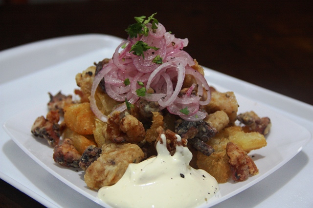 Peixe, camarão e polvo bem frito e crocante, e os três reis dos mares vêm com macaxeira frita (macia por dentro) temperada da salsa, cebola roxa e molho especial.