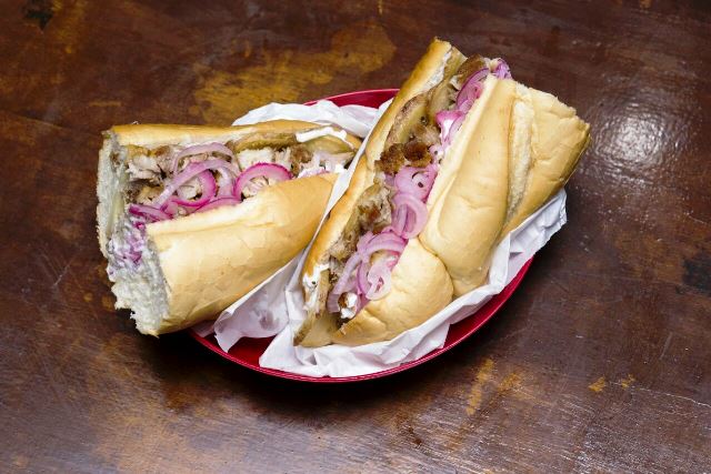 Sanguches (sanduíche de porco), tradição peruana. Cortado ao meio dá bem para duas pessoas. Foto de Nayane Queiroz