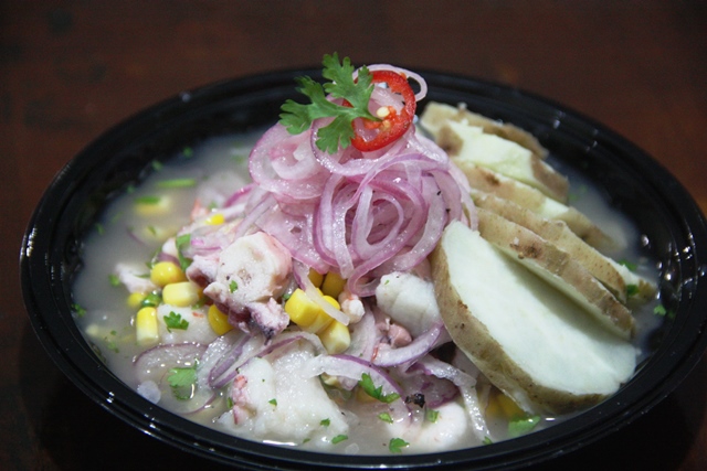Ceviche, prato típico da culinária peruana, com os frutos do mar marinado no limão