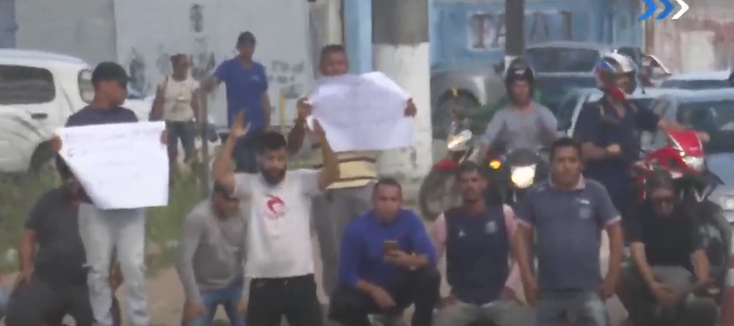 Outro trecho foi bloqueado na Avenida Menino Marcelo