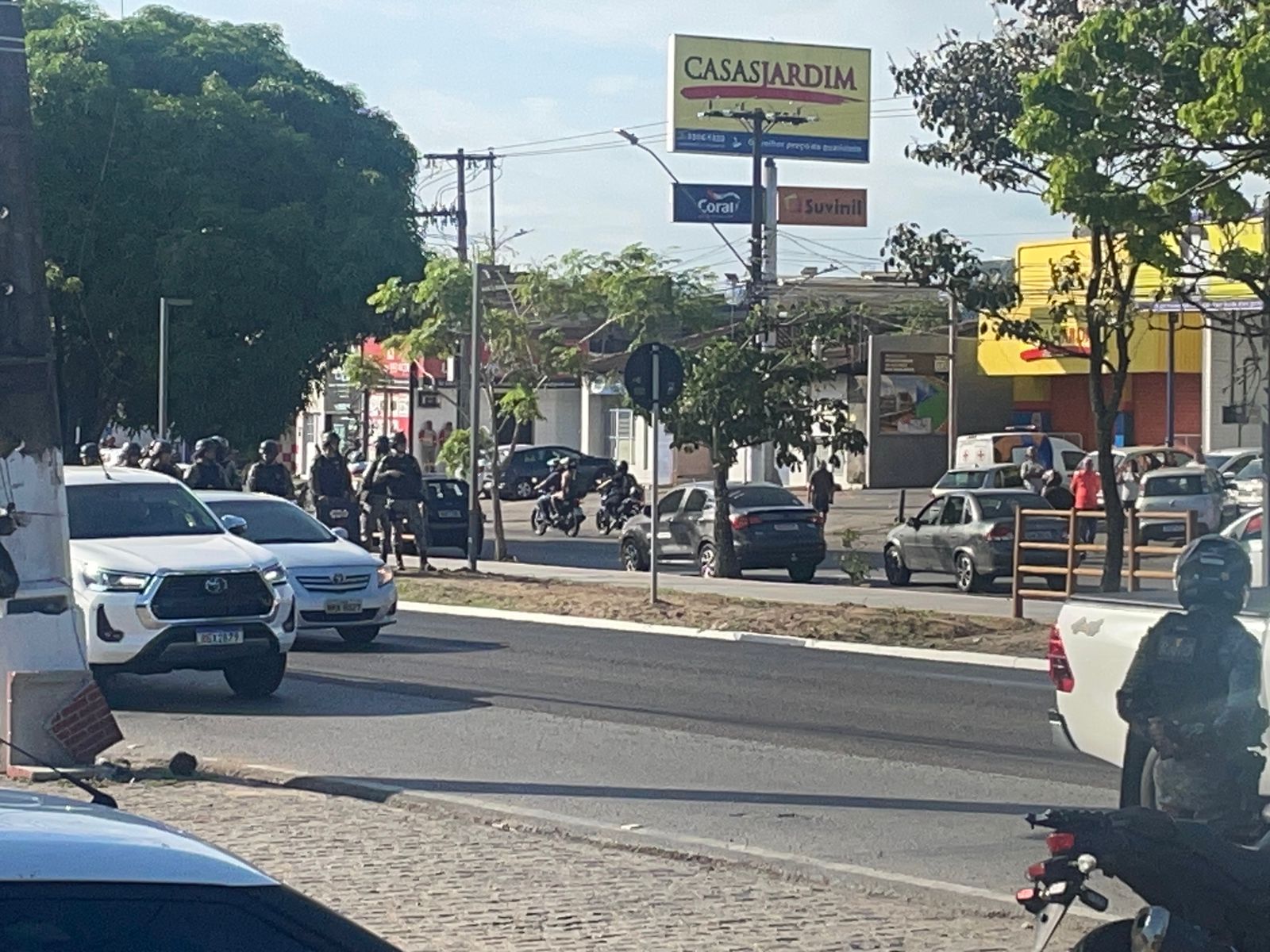 O primeiro bloqueio foi registrado na Avenida Durval de Góes Monteiro