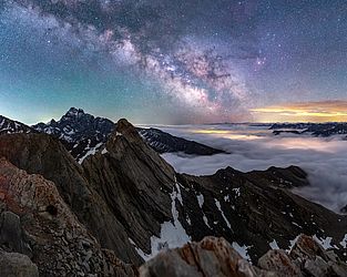 A Via Láctea tirada do topo de Pain de Sucre, na fronteira da França com Itália - Astronomy Photographer of the Year — Foto Jeff Graphy