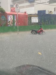 Ruas de diversos bairros de Maceió ficaram alagadas (Foto: Reprodução / Redes Sociais)