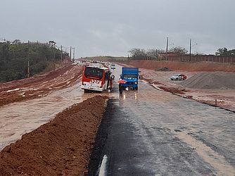 Ônibus atolou na Ecovia Norte 