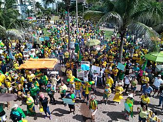 Apoiadores de Bolsonaro vão às ruas em Maceió