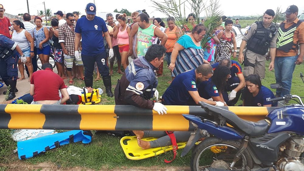 Vítimas sendo socorridas pelo Samu após acidente (Foto: Alysson / Cortesia ao TNH1)