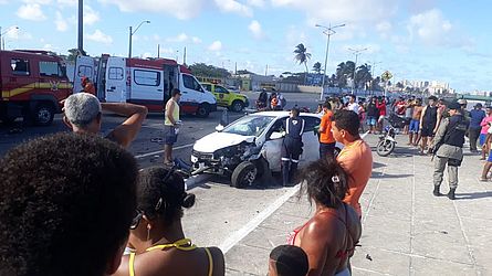 Acidente entre dois veículos em Maceió