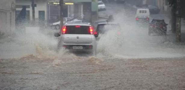 13.nov.2014 - Chuva causa alagamento em ruas da regi&amp;atilde;o da Freguesia do &amp;Oacute;, na zona norte de S&amp;atilde;o Paulo, nesta quinta-feira (13). O tr&amp;acirc;nsito teve &amp;iacute;ndice de lentid&amp;atilde;o acima da m&amp;eacute;dia durante a tarde por causa da forte chuva que atingiu a cidade  - Nivaldo Lima/Futura Press/Estad&amp;atilde;o Conte&amp;uacute;do - Nivaldo Lima/Futura Press/Estad&amp;atilde;o Conte&amp;uacute;do