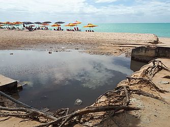  O motivo seria o vazamento de esgoto da rede de águas plúviais (da chuva)