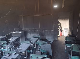 Sala de escola particular pega fogo e Bombeiros são acionados, em Arapiraca 