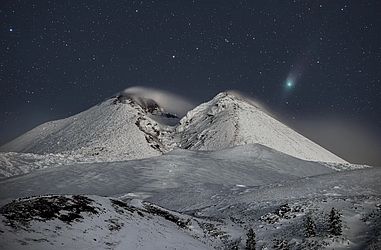 Imagem mostra o Cometa 2022 E3 sobrevoando o Monte Etna, na Sicília - Astronomy Photographer of the Year — Foto Dario Giannobile