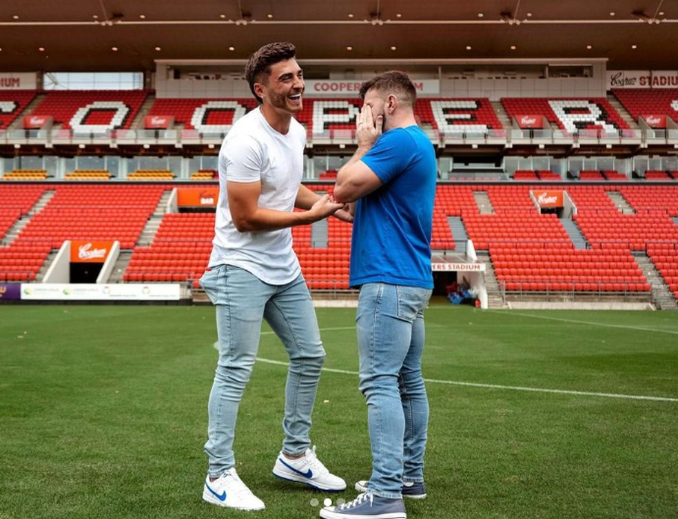 Josh Cavallo com o namorado no est&amp;aacute;dio do Adelaide United &amp;mdash; Foto: Reprodu&amp;ccedil;&amp;atilde;o