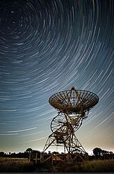 Rastros de estrelas capturados por uma antena de radiotelescópio desativada - Astronomy Photographer of the Year — Foto João Yordanov Serralheiro