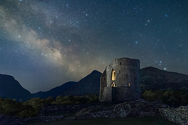 A Via Láctea atrás do Castelo Dolbadarn - Astronomy Photographer of the Year — Foto Robert Price