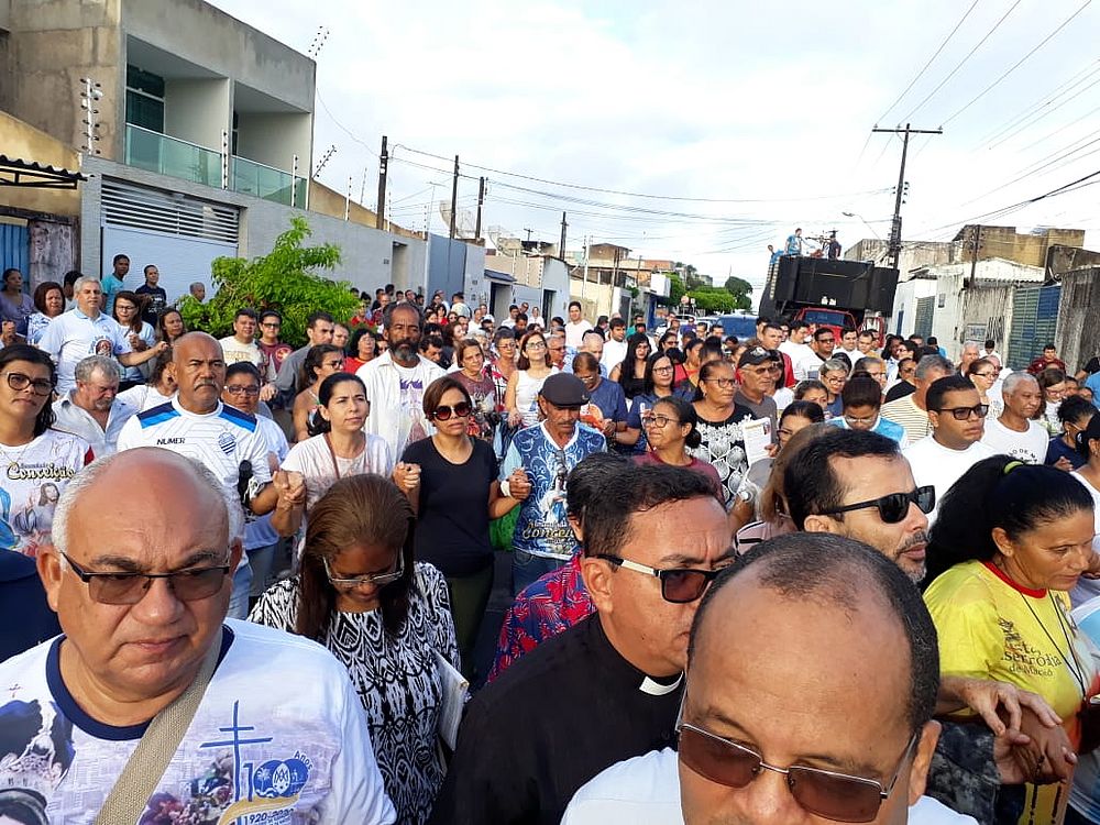 Fiéis em caminhada pelos bairros de Maceió (Foto: Maria Cícera / Pascom Arquidiocese de Maceió)