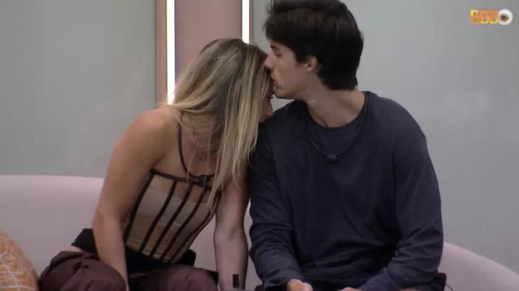 BBB 23: Bruna e Gabriel trocam carinhos ap&amp;oacute;s a forma&amp;ccedil;&amp;atilde;o do segundo Pared&amp;atilde;o - Reprodu&amp;ccedil;&amp;atilde;o/Globoplay - Reprodu&amp;ccedil;&amp;atilde;o/Globoplay