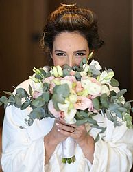 A noiva usou vestido bordado com flores de couro