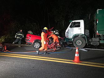 Três pessoas morrem em acidente com caminhão na BR 101, em Pilar