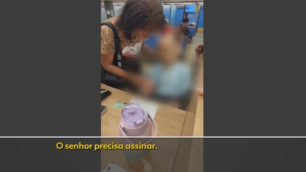 Mulher leva corpo em cadeira de rodas para sacar empr&amp;eacute;stimo no Rio &amp;mdash; Foto: Reprodu&amp;ccedil;&amp;atilde;o/TV Globo