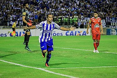 Edinho comemorando o gol sobre o Tombense no acesso à Série B (Foto: Pei Fon / Portal TNH1)