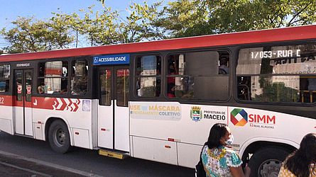 Sem opções, trabalhadores se aglomeram em ônibus lotado