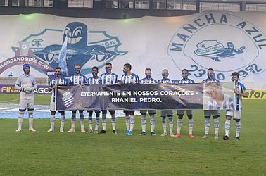 Jogadores carregam faixa em homenagem ao menino