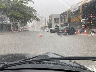 Ruas de diversos bairros de Maceió ficaram alagadas (Foto: Reprodução / Redes Sociais)