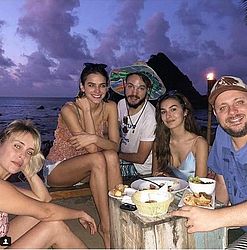 Bruna Marquezine postou foto com os amigos em Fernando de Noronha