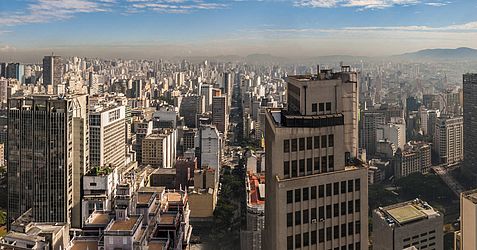 São Paulo, Brasil- Conhecida de todos nós brasileiros, a maioria cidade do país também sofre com a violência, poluição, trânsito e enchentes.