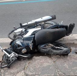 Motorista invade a contramão e atropelou motociclistas na Avenida Fernandes Lima