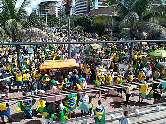 Apoiadores de Bolsonaro vão às ruas em Maceió