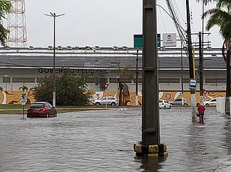 No Jaraguá, carro não suportou o volume de água e deu pane próximo à Praça Pierre Chalita (Foto: TNH1)