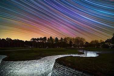 Trilhas de estrelas acima das trincheiras preservadas da Primeira Guerra Mundial no Parque Nacional Canadense Vimy Memorial, norte da França - Astronomy Photographer of the Year — Foto Louis Leroux-Gere