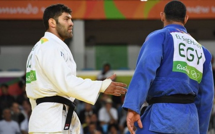 Or Sasson tenta cumprimentar Islam El Shehaby, que se nega a apertar a mão do judoca