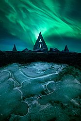 A aurora boreal sobre o gigantesco relógio de sol Arctic Henge - Astronomy Photographer of the Year — Foto Daniel Viñé Garcia